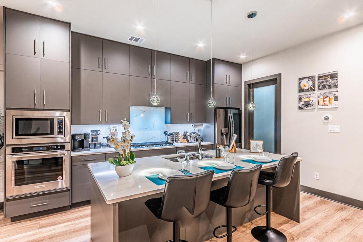 Oak Lawn Luxury - Hot Tub & Arcade Villa *