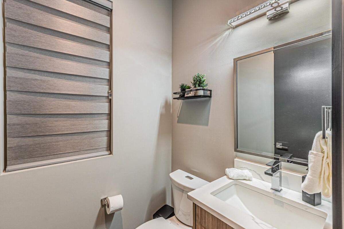 Oak Lawn Luxury - Hot Tub & Arcade