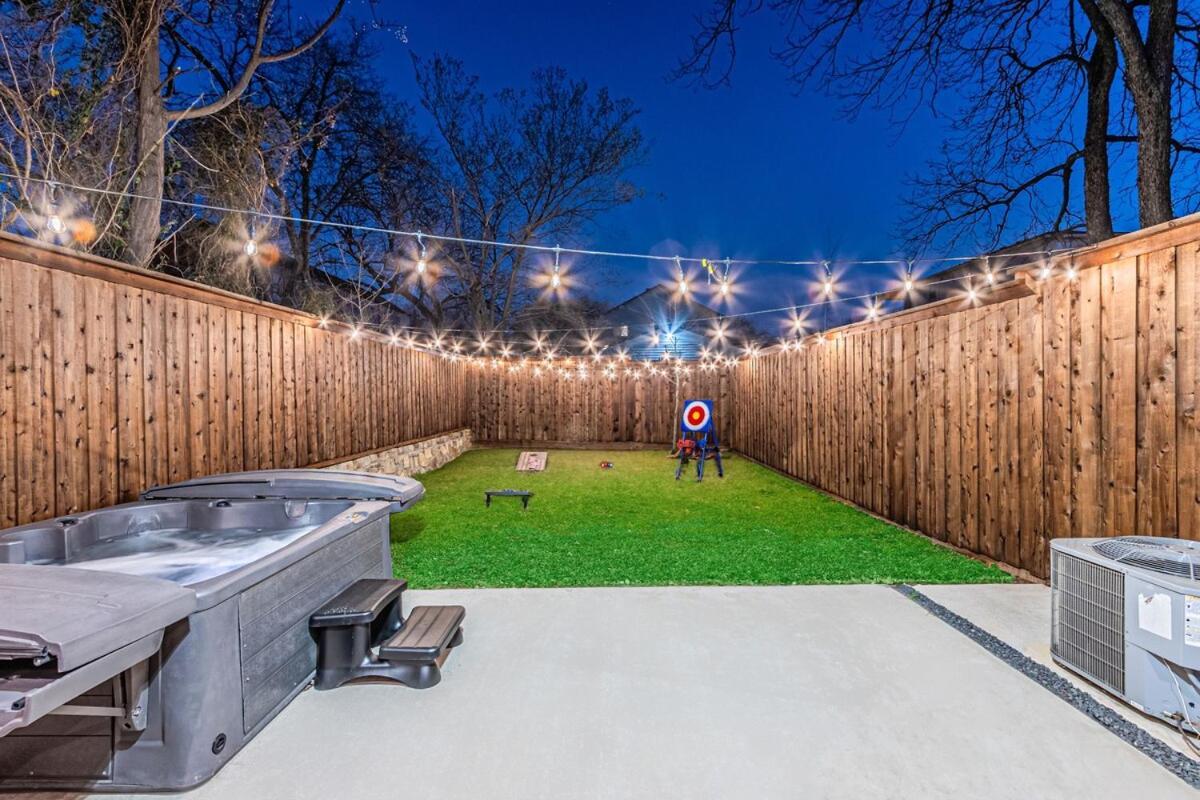 Oak Lawn Luxury - Hot Tub & Arcade Villa *