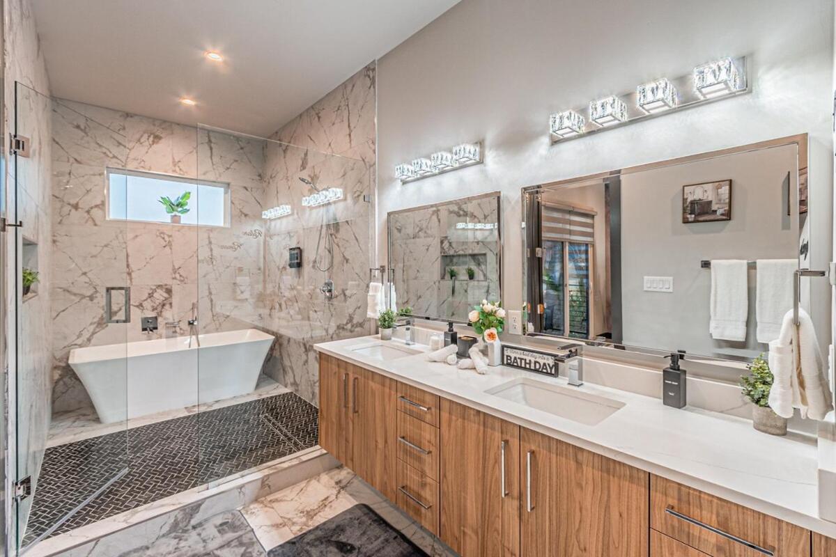 Oak Lawn Luxury - Hot Tub & Arcade