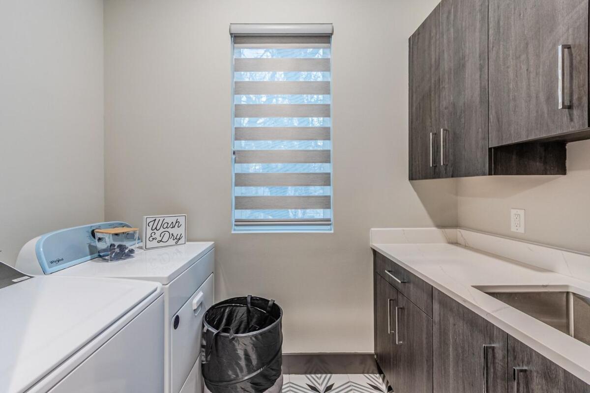 Oak Lawn Luxury - Hot Tub & Arcade Villa