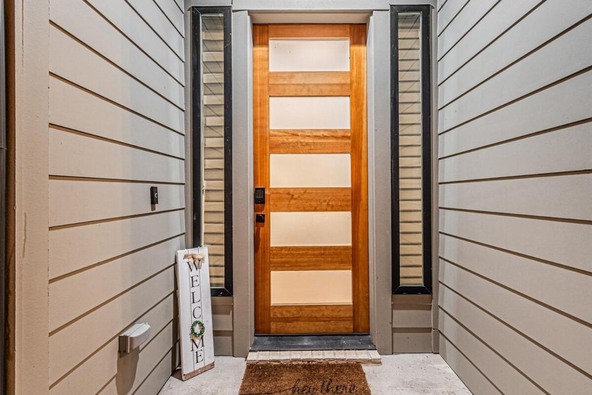 Oak Lawn Luxury - Hot Tub & Arcade Villa *