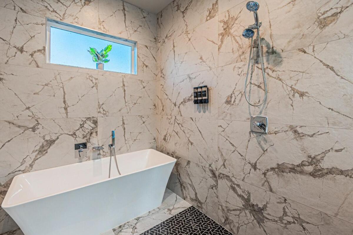 Villa Oak Lawn Luxury - Hot Tub & Arcade