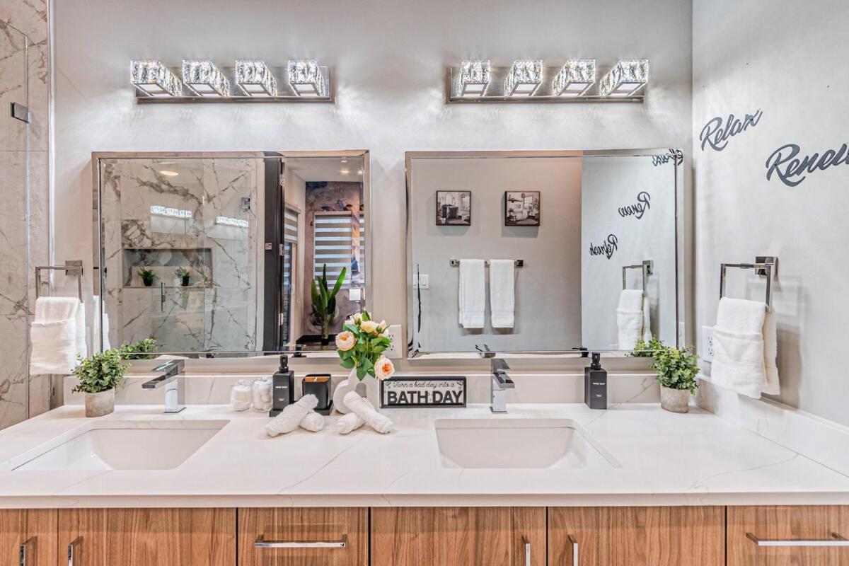 Oak Lawn Luxury - Hot Tub & Arcade Villa *