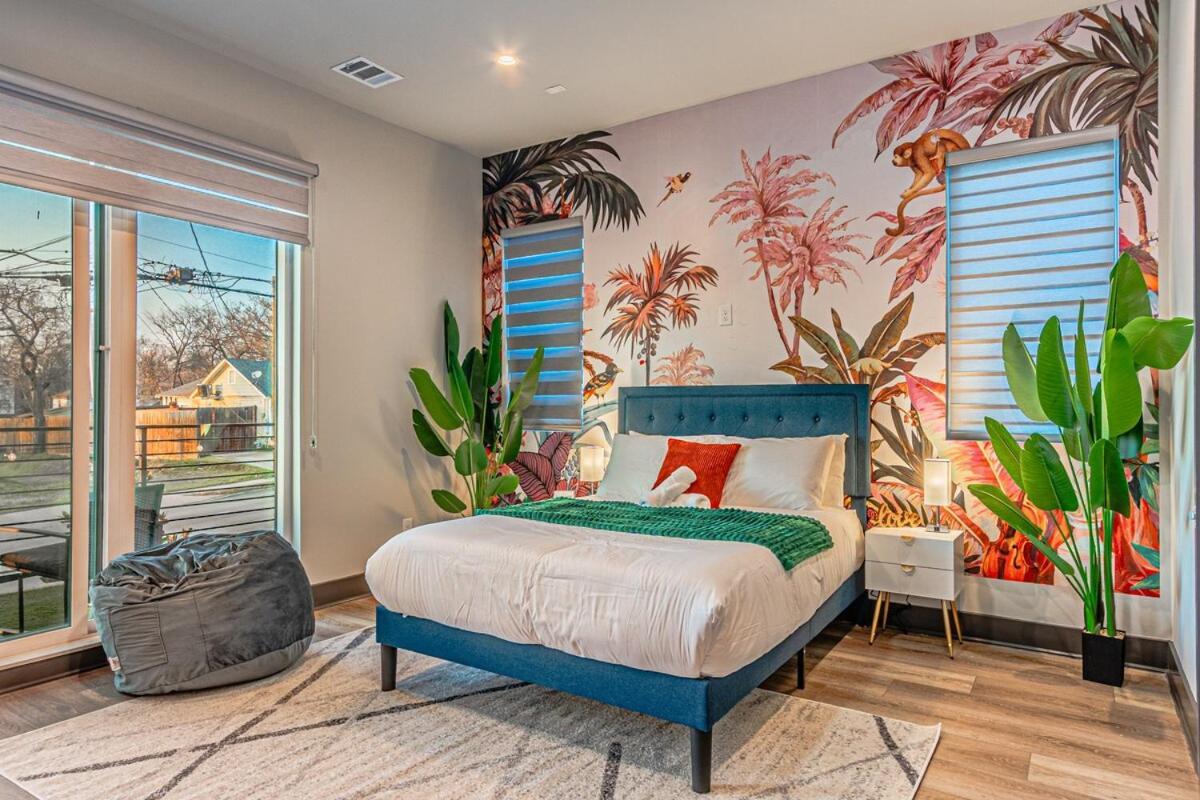 Villa Oak Lawn Luxury - Hot Tub & Arcade *