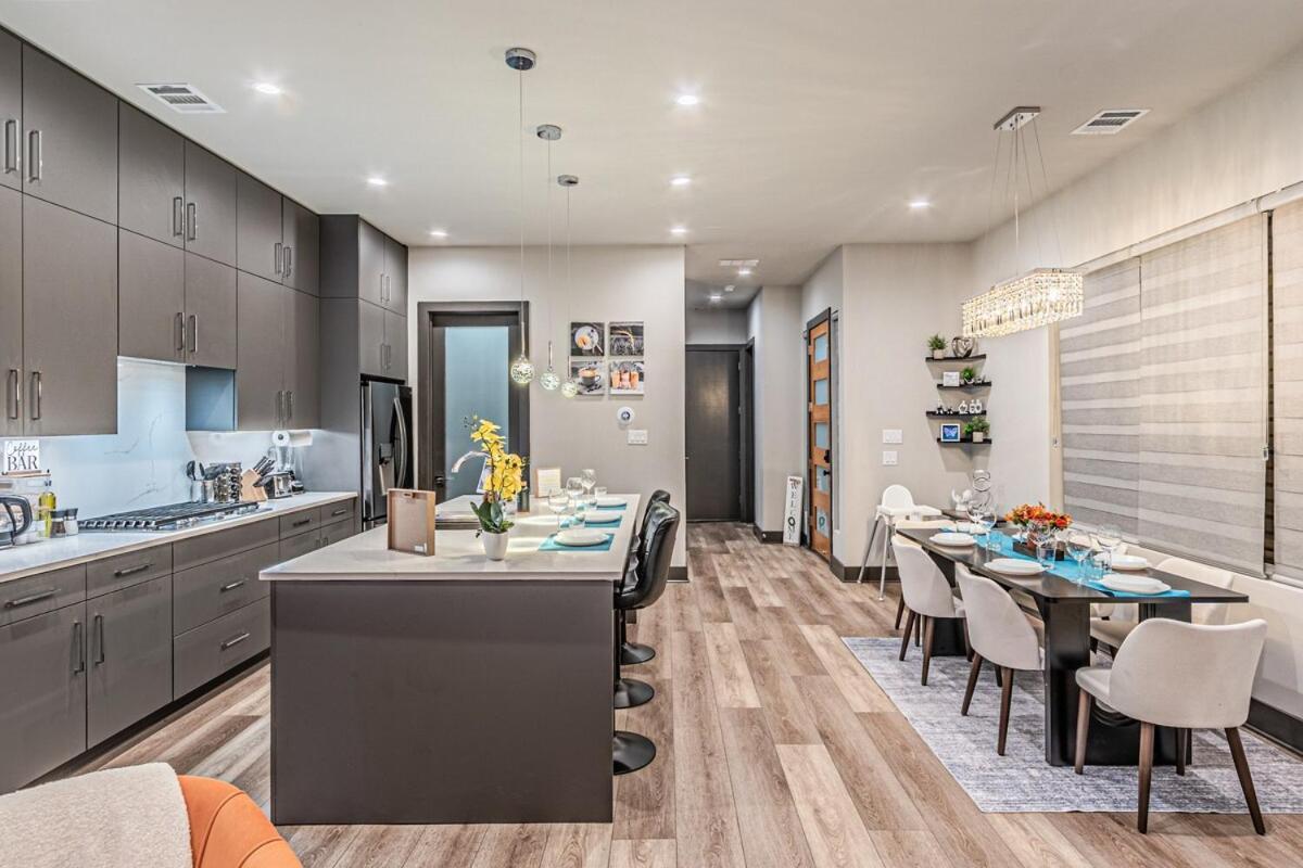 Oak Lawn Luxury - Hot Tub & Arcade Villa *
