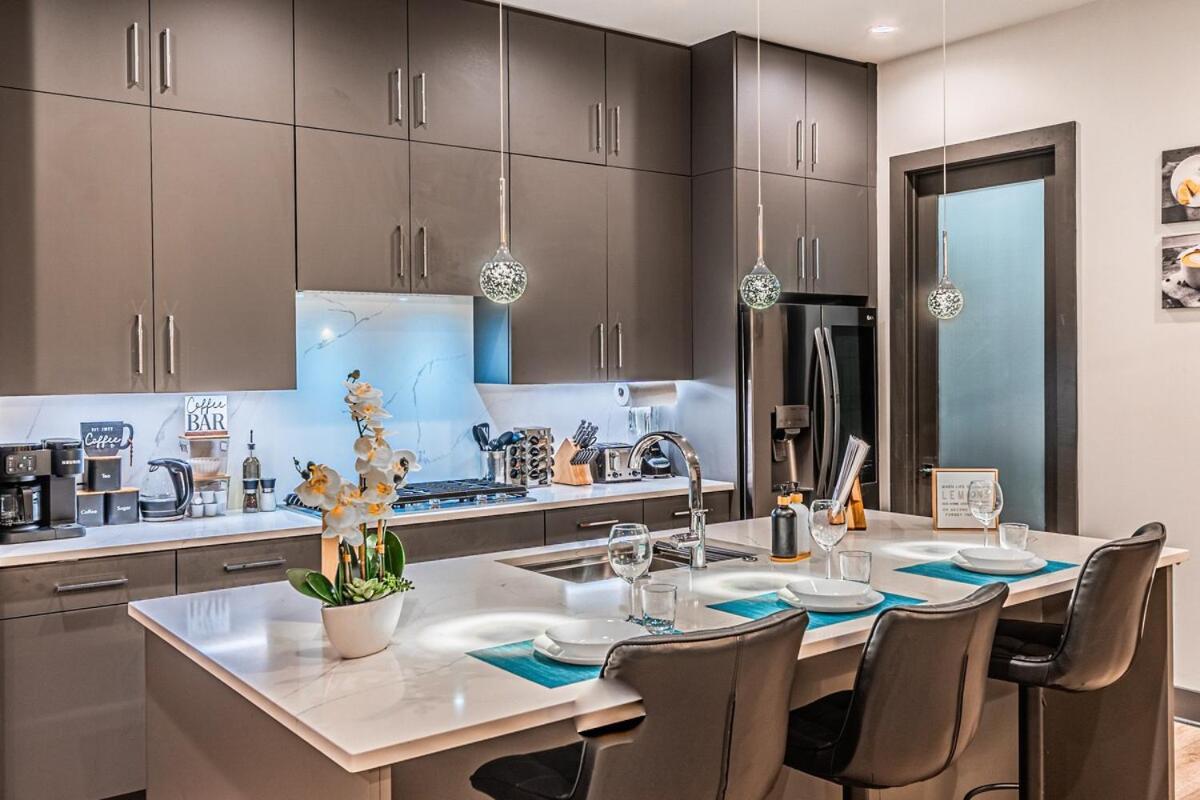 Villa Oak Lawn Luxury - Hot Tub & Arcade *