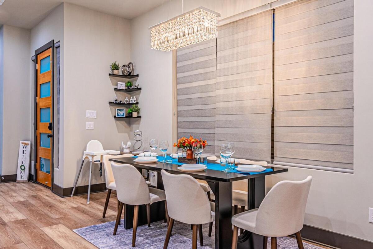 Oak Lawn Luxury - Hot Tub & Arcade Villa