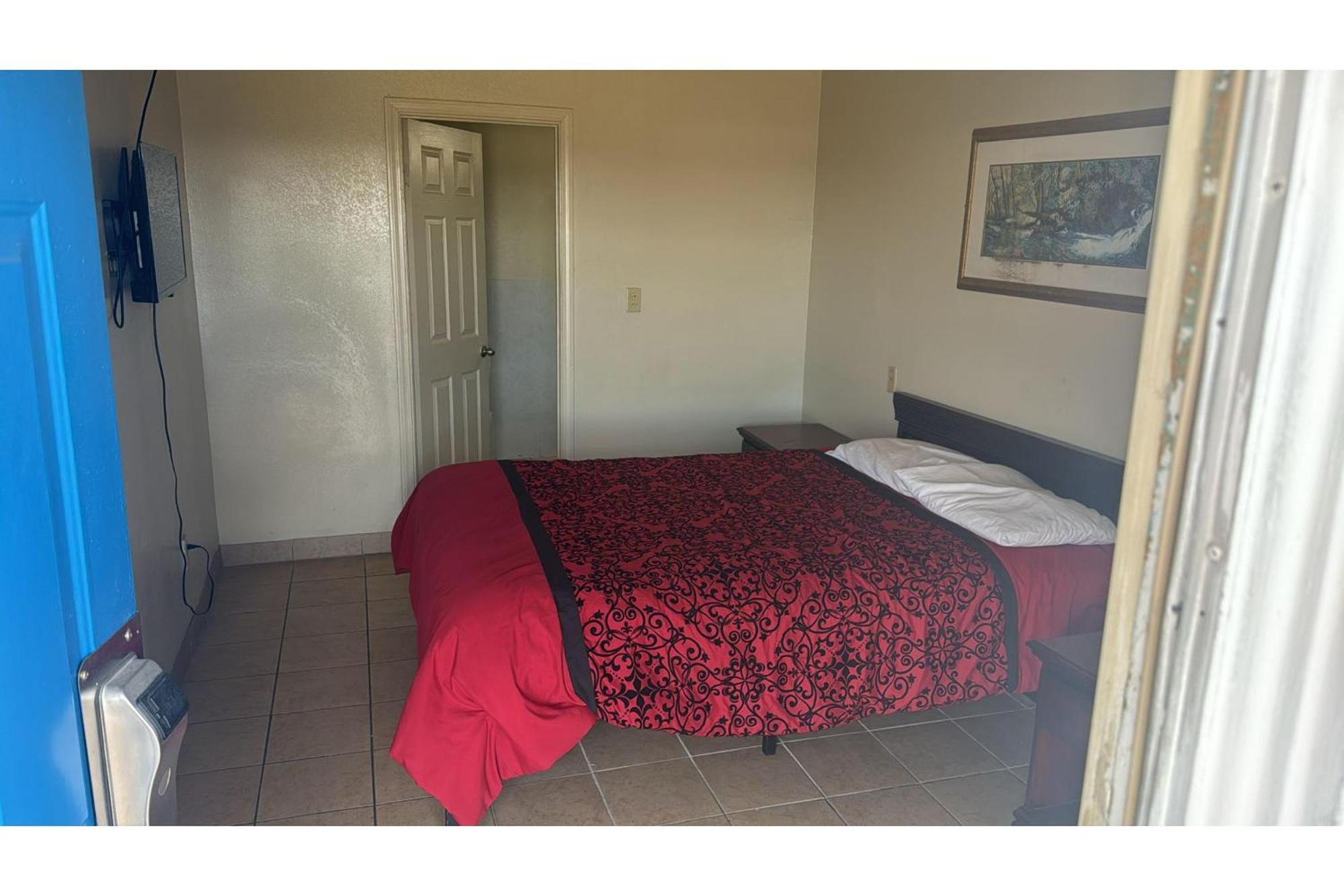 Cole Manor By Oyo Field Market Center Motel 2*