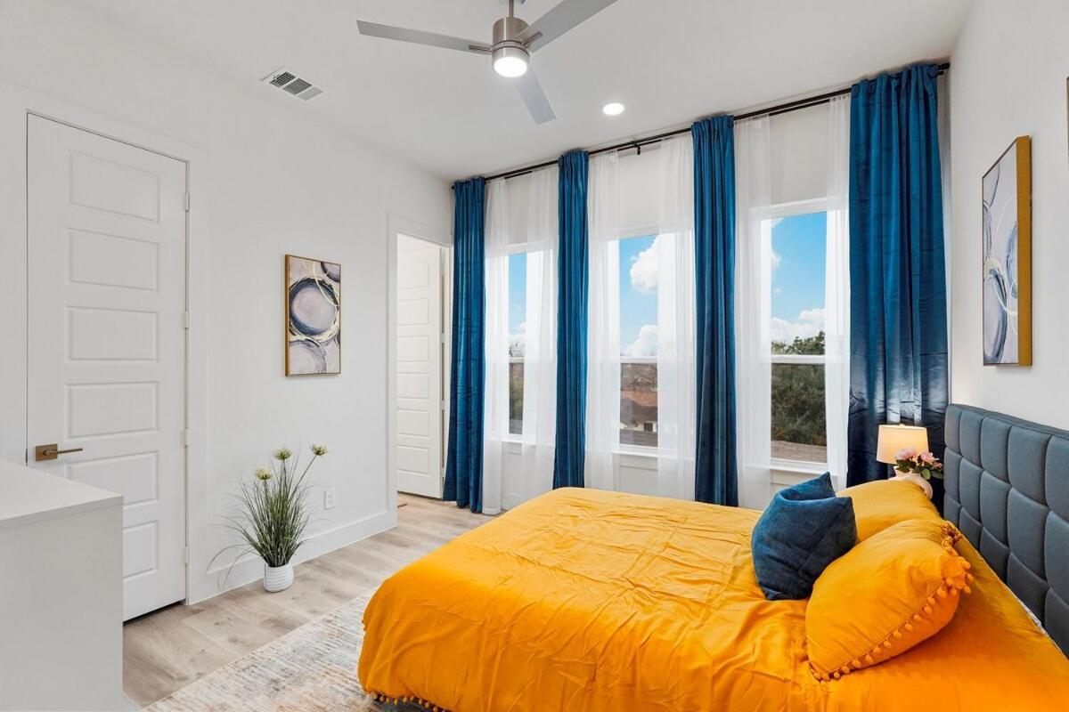 Modern 2br L Pet-friendly L Private Baths Holiday home *