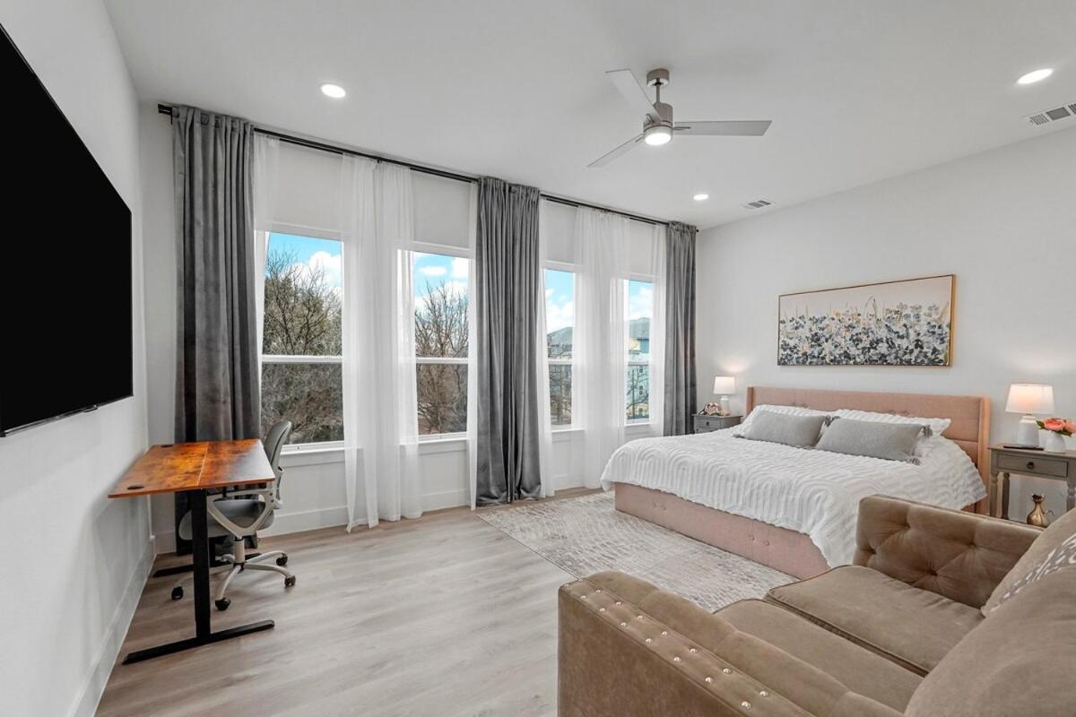 Pet-friendly 2br L Private Baths L Stylish Holiday home Dallas