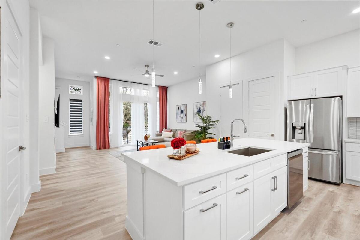 Modern 2br L Pet-friendly L Private Baths *
