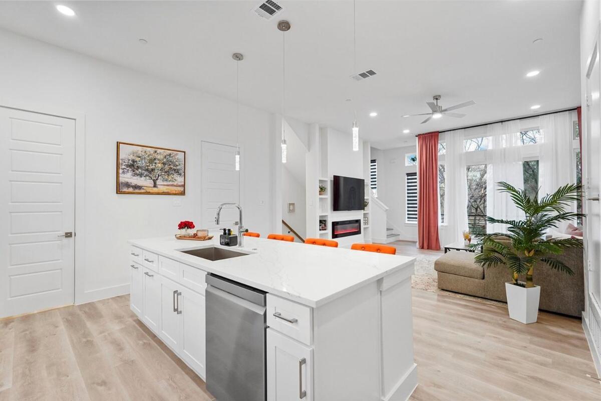 Modern 2br L Pet-friendly L Private Baths Holiday home