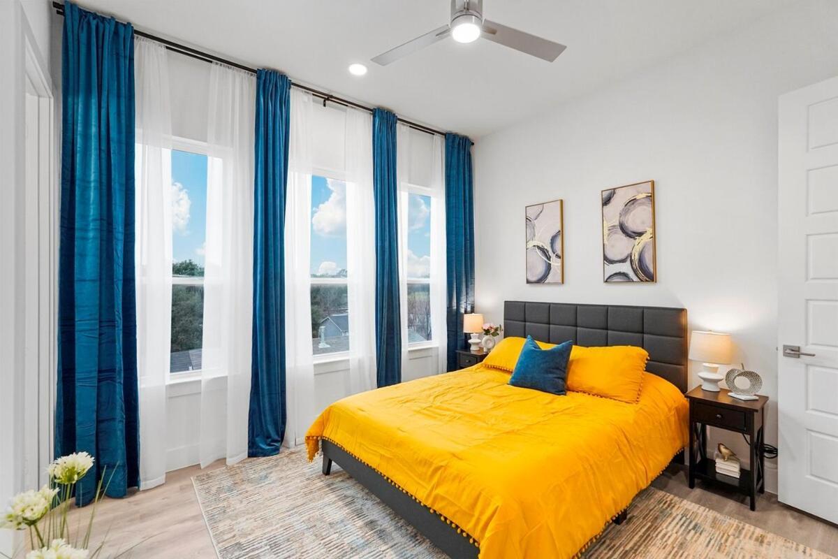 Modern 2br L Pet-friendly L Private Baths *