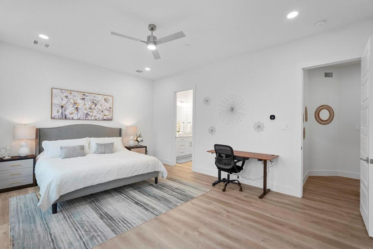 Modern 2br L Pet-friendly L Private Baths *