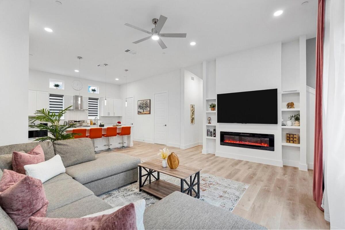 Modern 2br L Pet-friendly L Private Baths Holiday home *