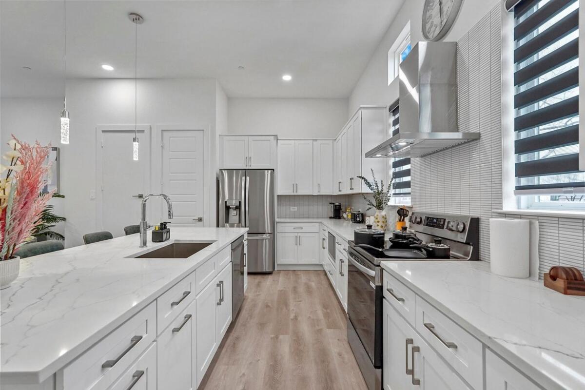 Pet-friendly 2br L Private Baths L Stylish Dallas