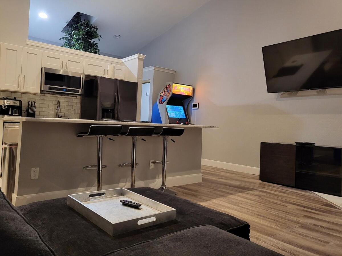 The Duke's Castle With Garage & Fast Internet Apartment Dallas