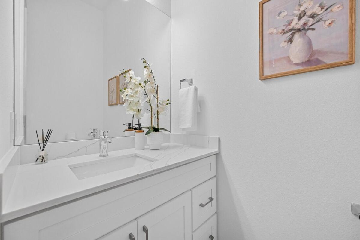 Brs W Ensuite Baths L Pet-friendly L Loc *