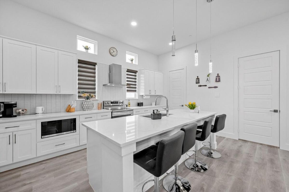 Apartment Brs W Ensuite Baths L Pet-friendly L Loc *