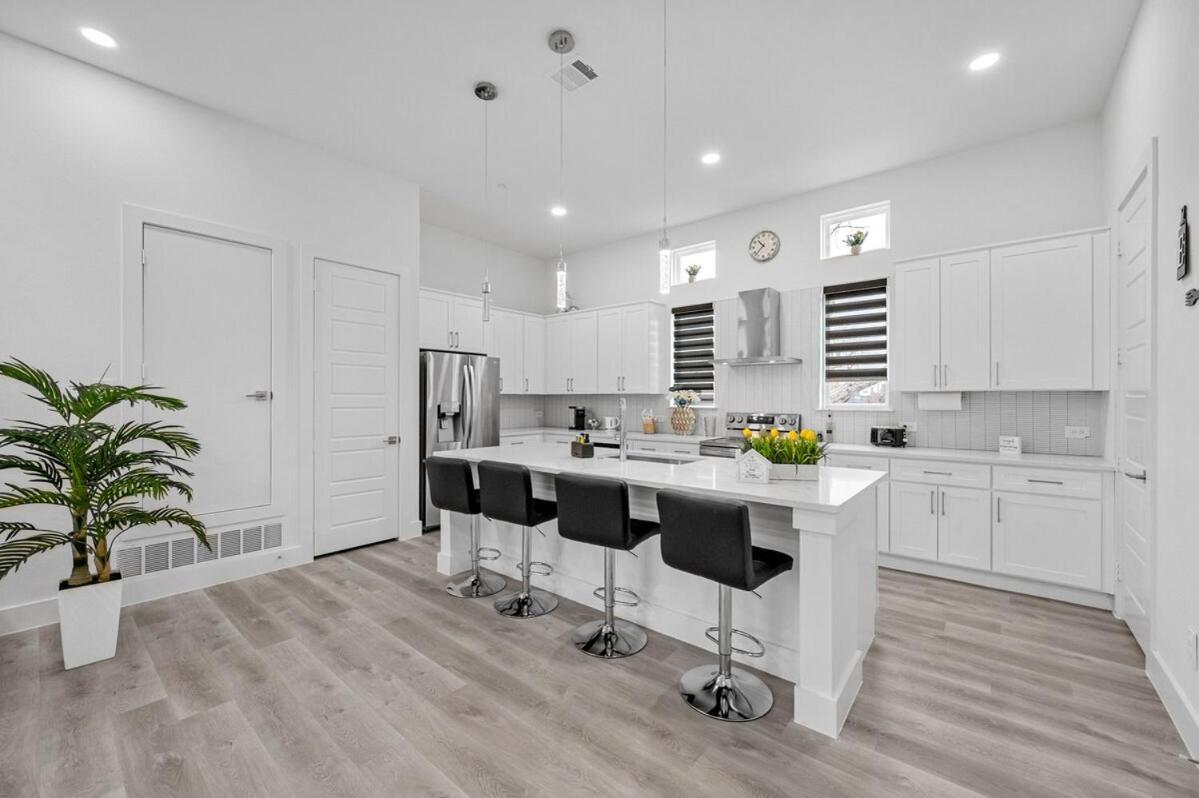Apartment Brs W Ensuite Baths L Pet-friendly L Loc *