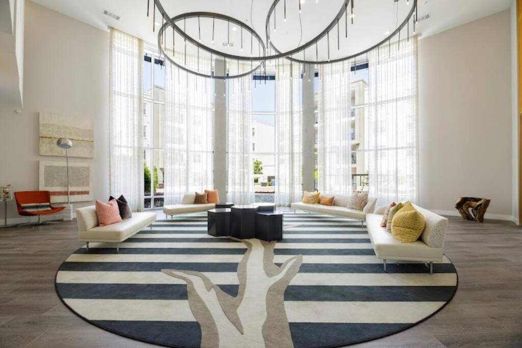 Getaway! Book Now! In The Heart Of Dallas! Great Location! Apartment