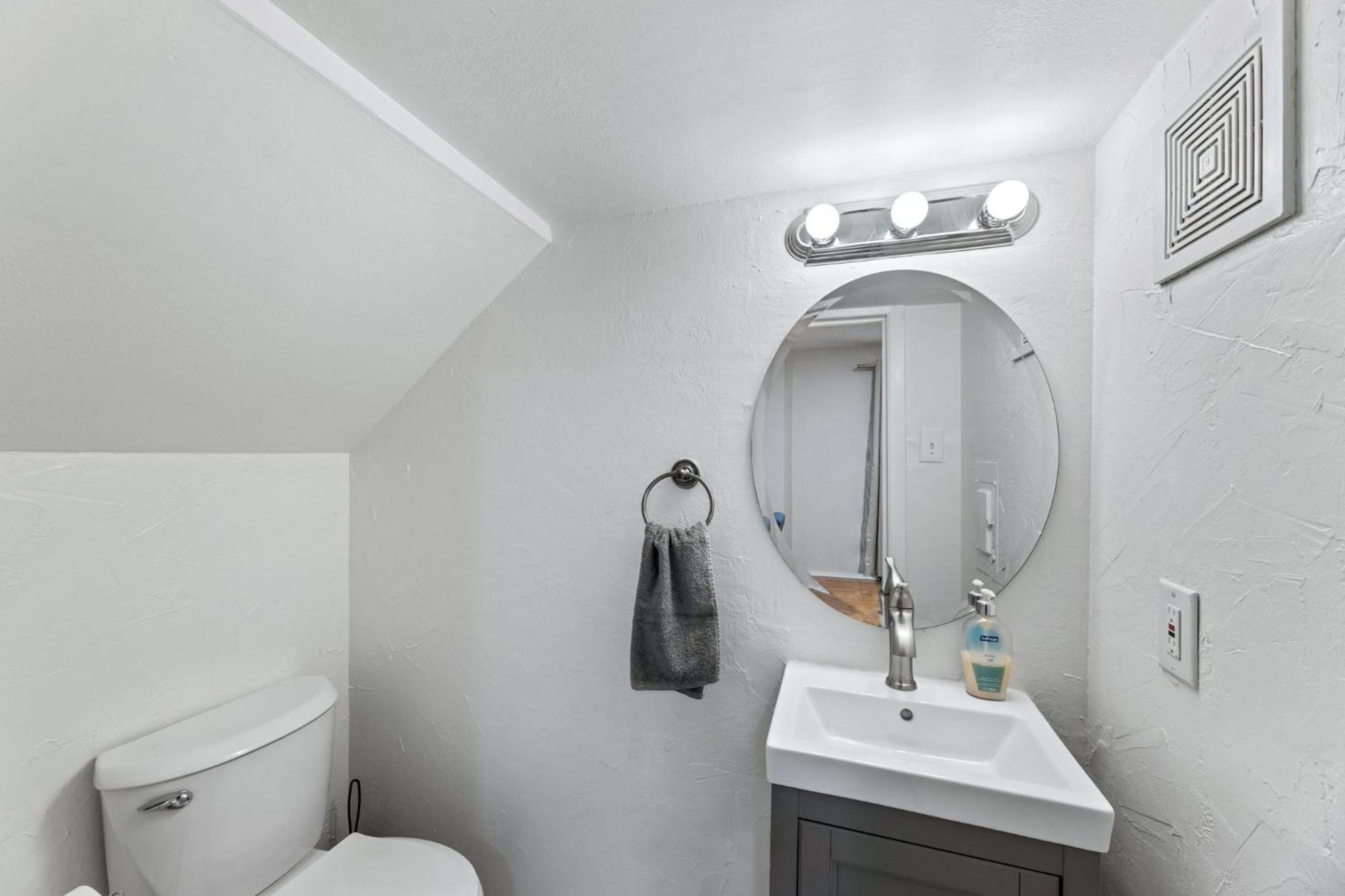 The Cozy Cove L Luxurious 2bd L Amazing Location L Parking L Apartment