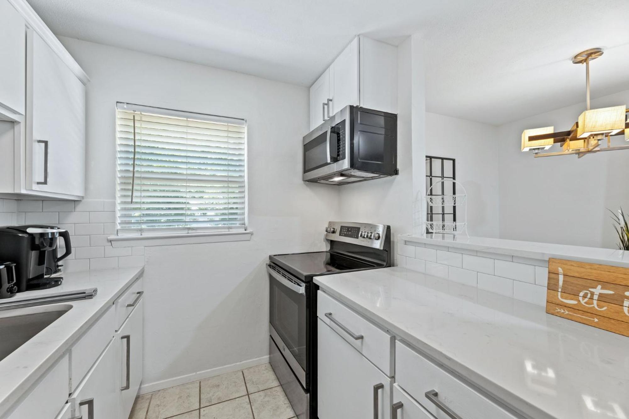 The Cozy Cove L Luxurious 2bd L Amazing Location L Parking L *