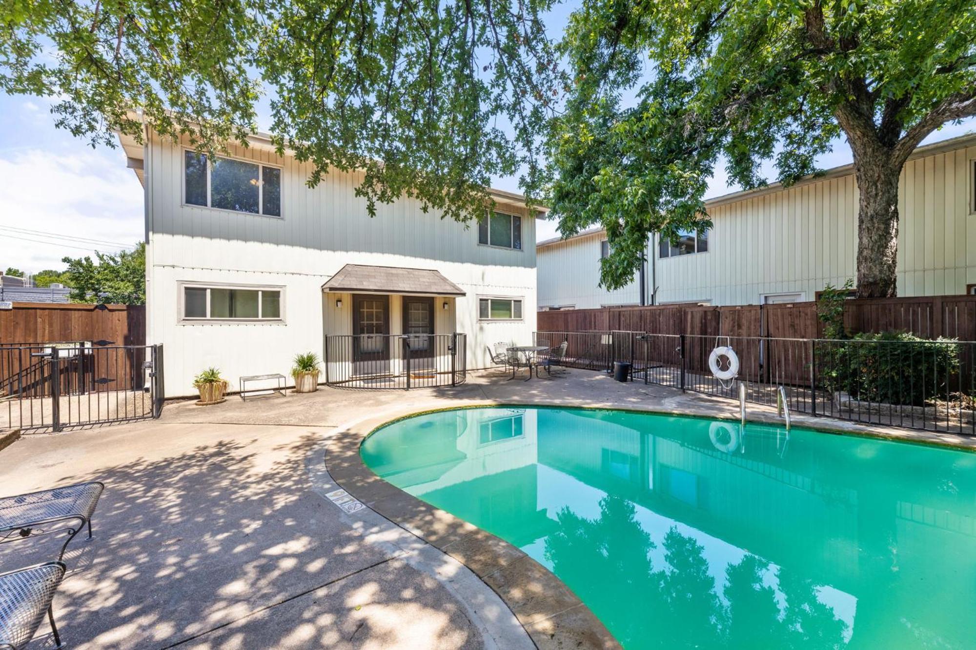 The Cozy Cove L Luxurious 2bd L Amazing Location L Parking L Apartment