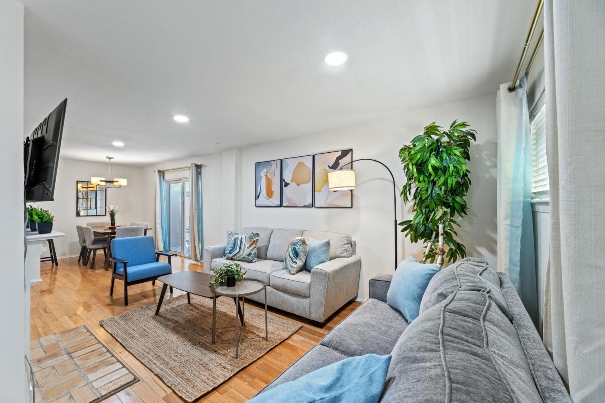 The Cozy Cove L Luxurious 2bd L Amazing Location L Parking L *