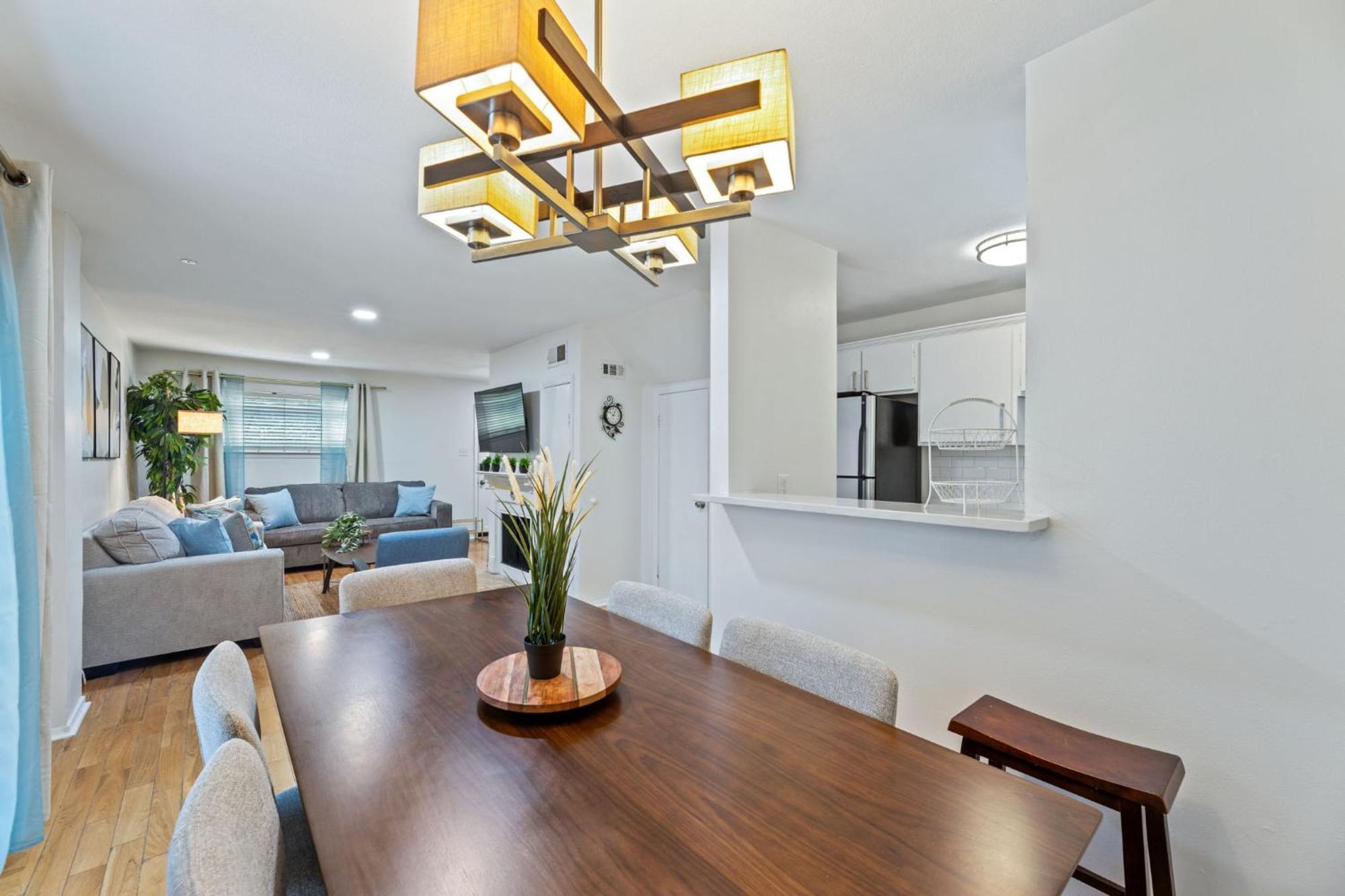 The Cozy Cove L Luxurious 2bd L Amazing Location L Parking L Apartment