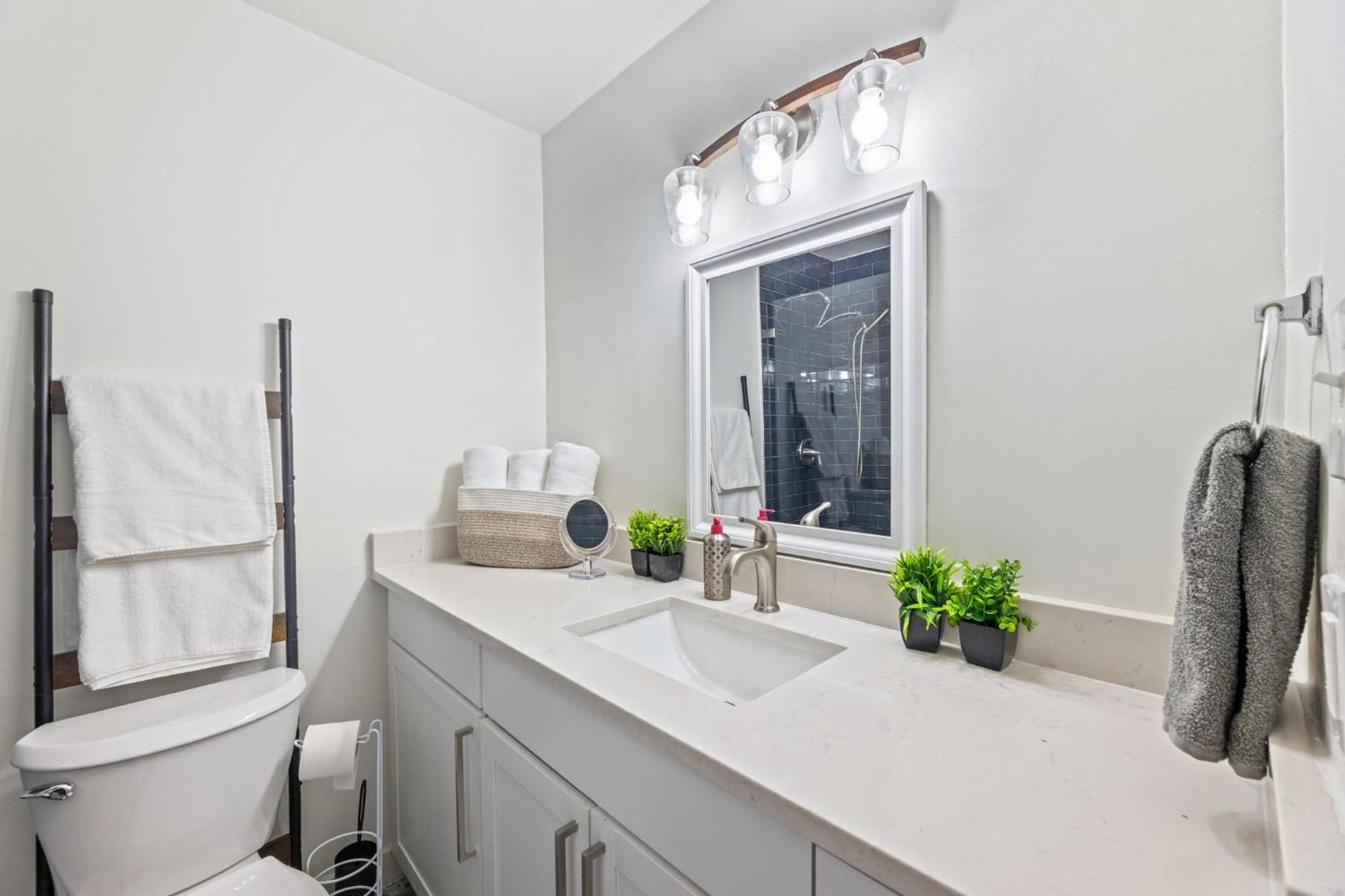Apartment The Cozy Cove L Luxurious 2bd L Amazing Location L Parking L