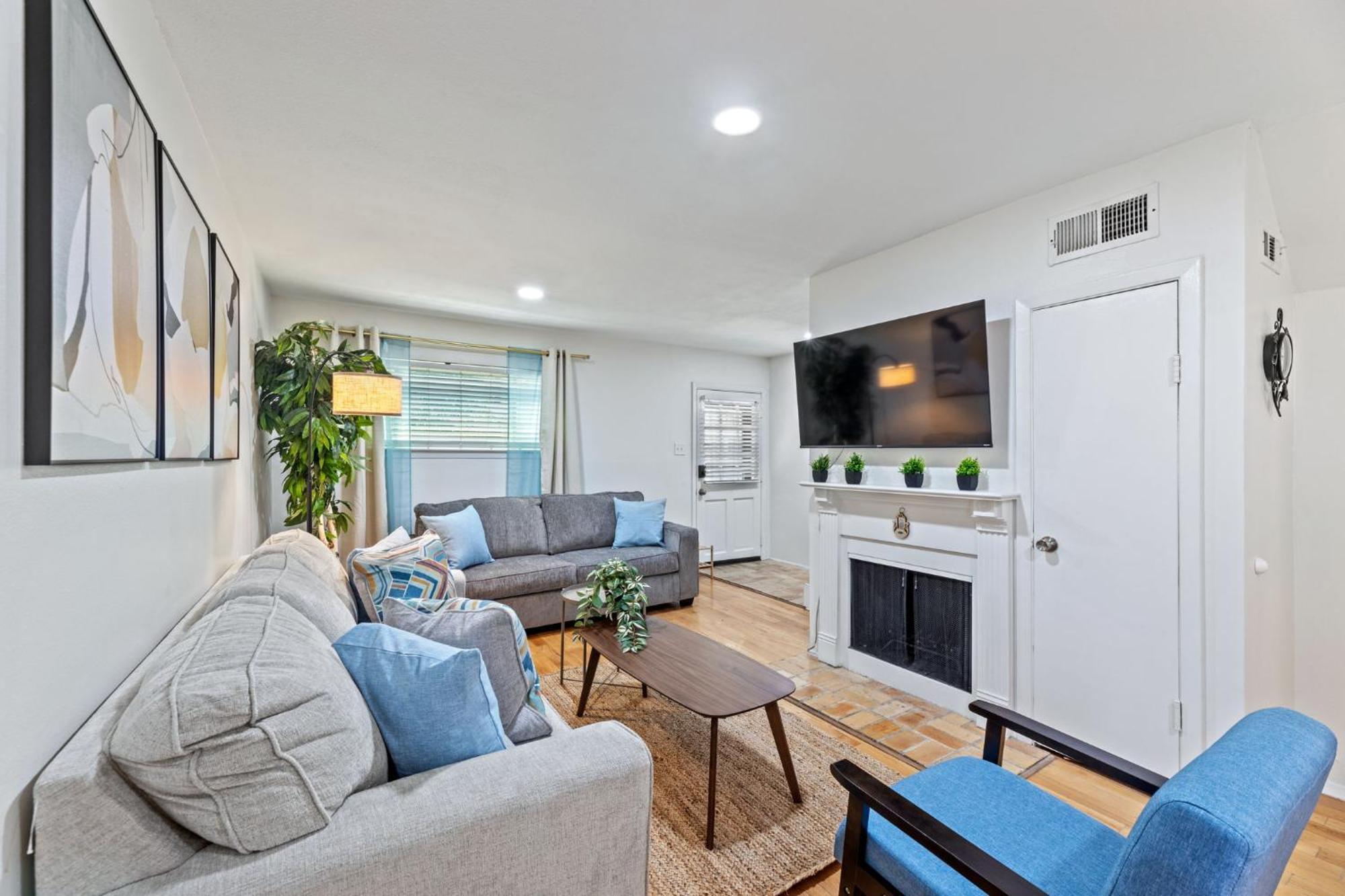 The Cozy Cove L Luxurious 2bd L Amazing Location L Parking L Apartment *