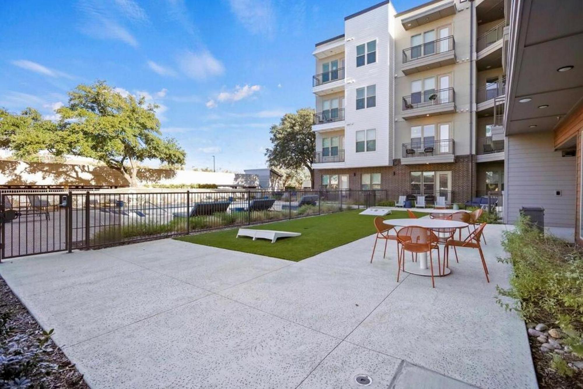 Apartment 2br Gated Free Parking Gym Pool Near Galleria