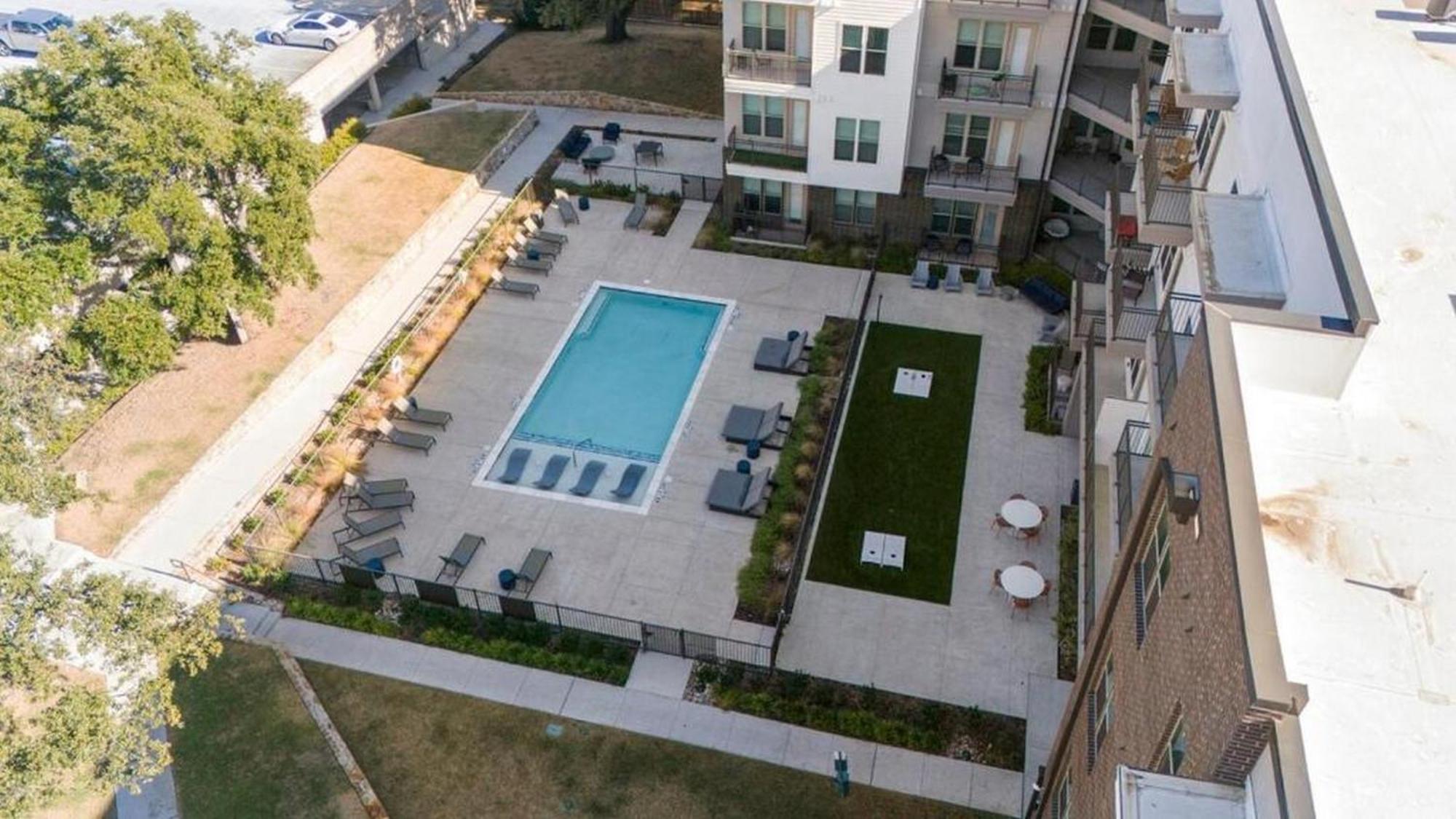 2br Gated Free Parking Gym Pool Near Galleria Apartment