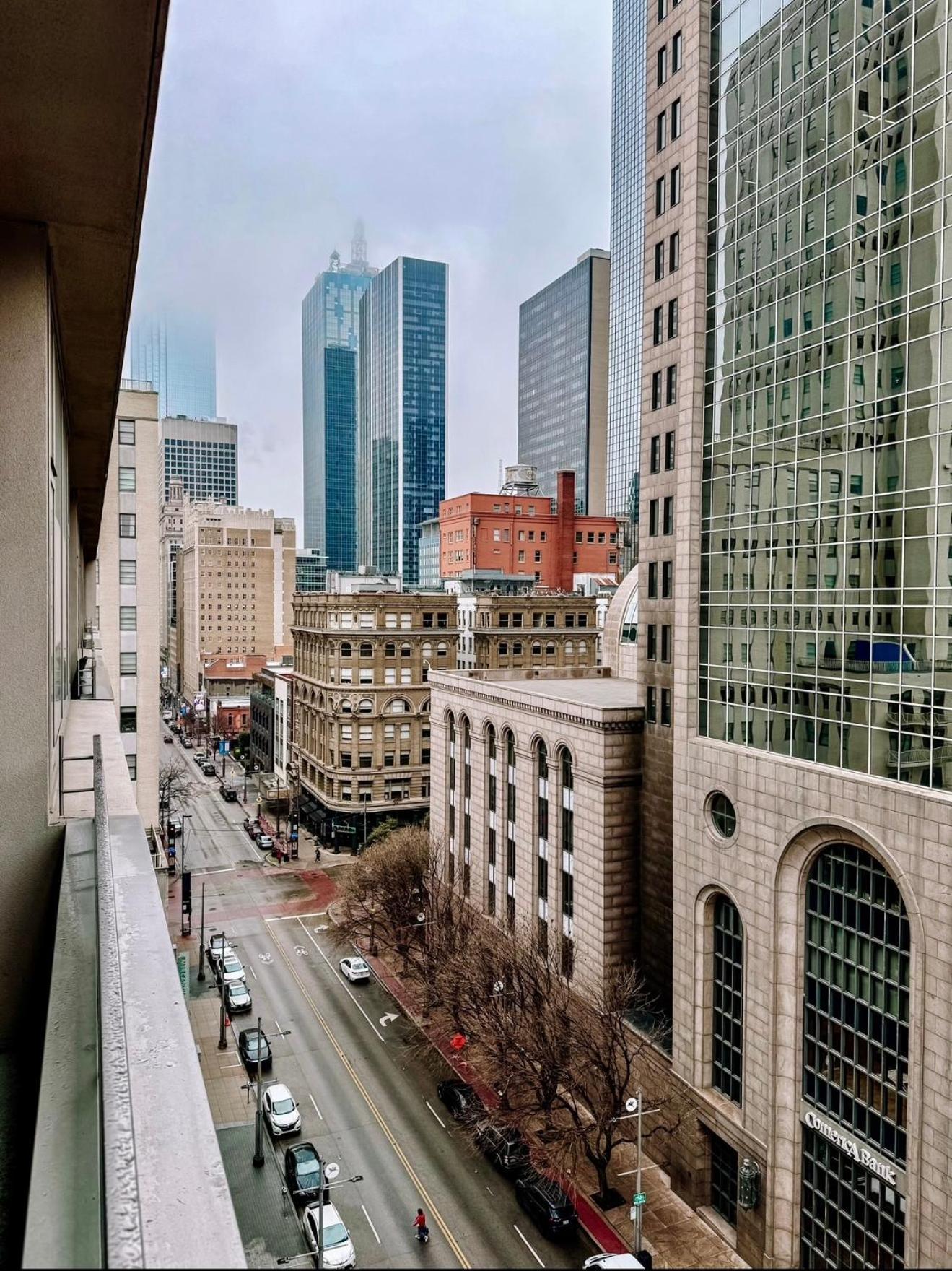 Apartment Modern Downtown View High-rise With Balcony, Gym, Pool, Free Parking 7th Floor *