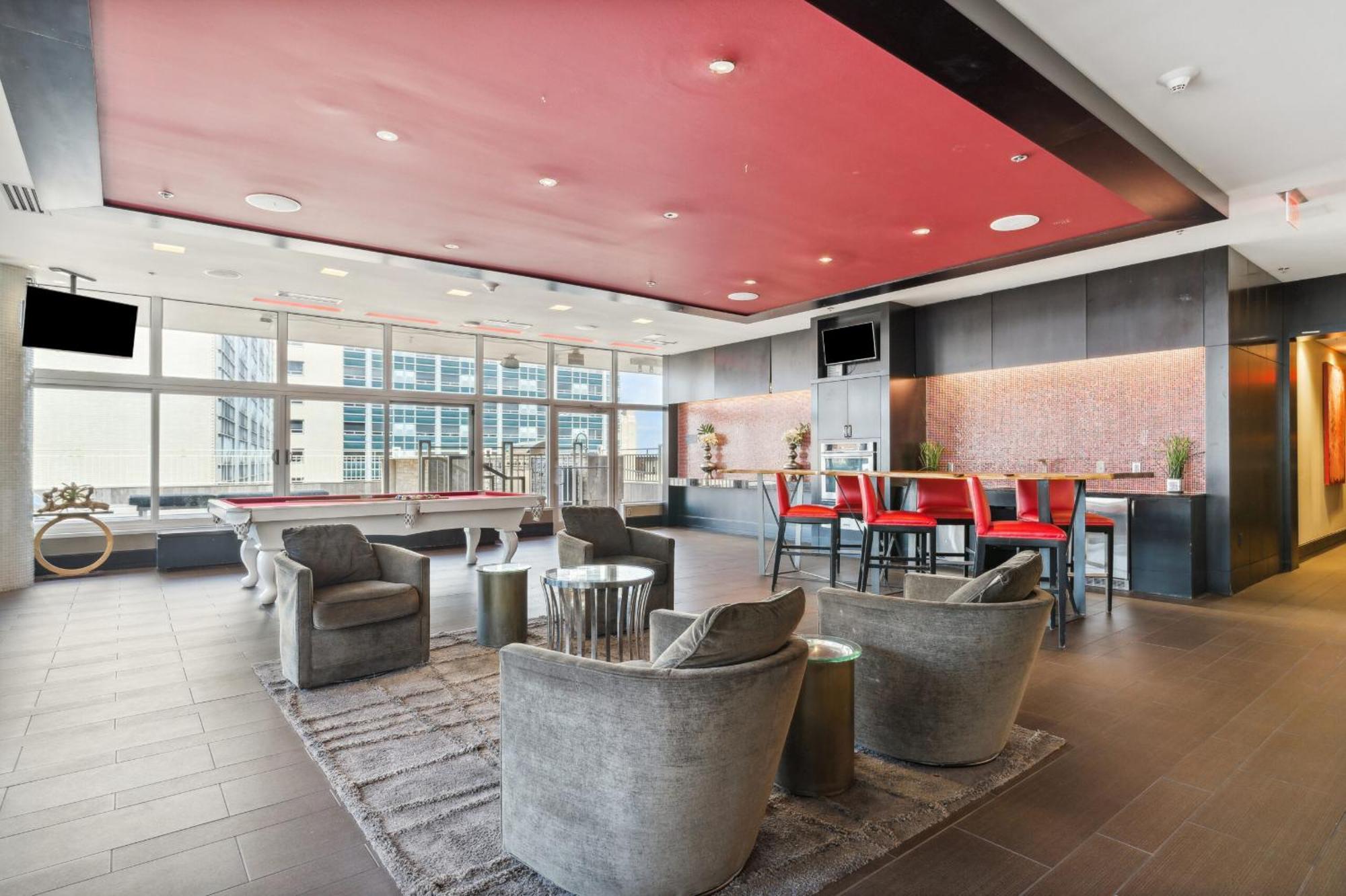 Modern Downtown View High-rise With Balcony, Gym, Pool, Free Parking 7th Floor Apartment *
