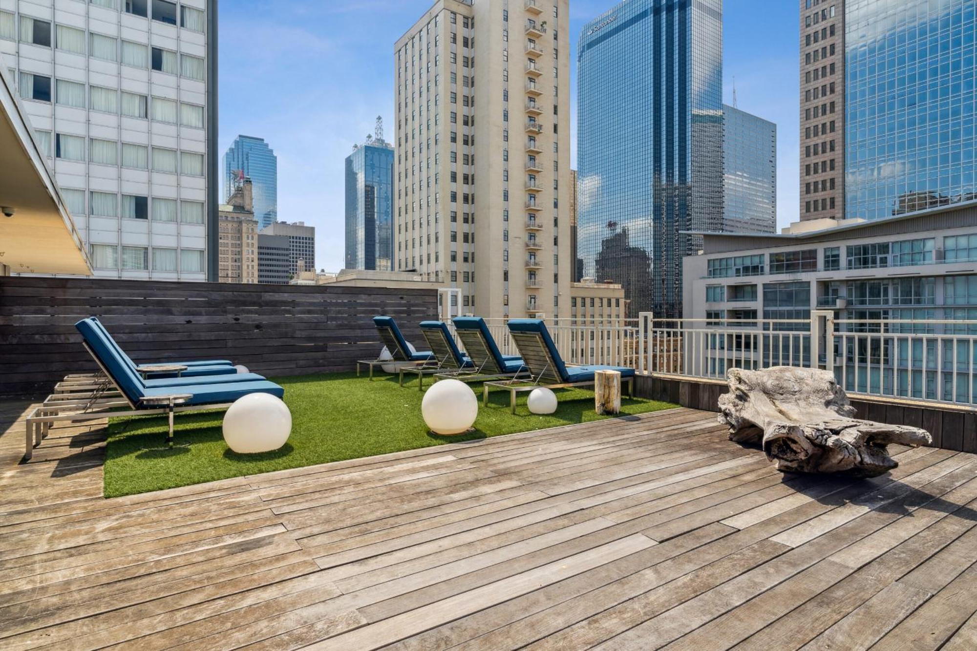 Apartment Modern Downtown View High-rise With Balcony, Gym, Pool, Free Parking 7th Floor