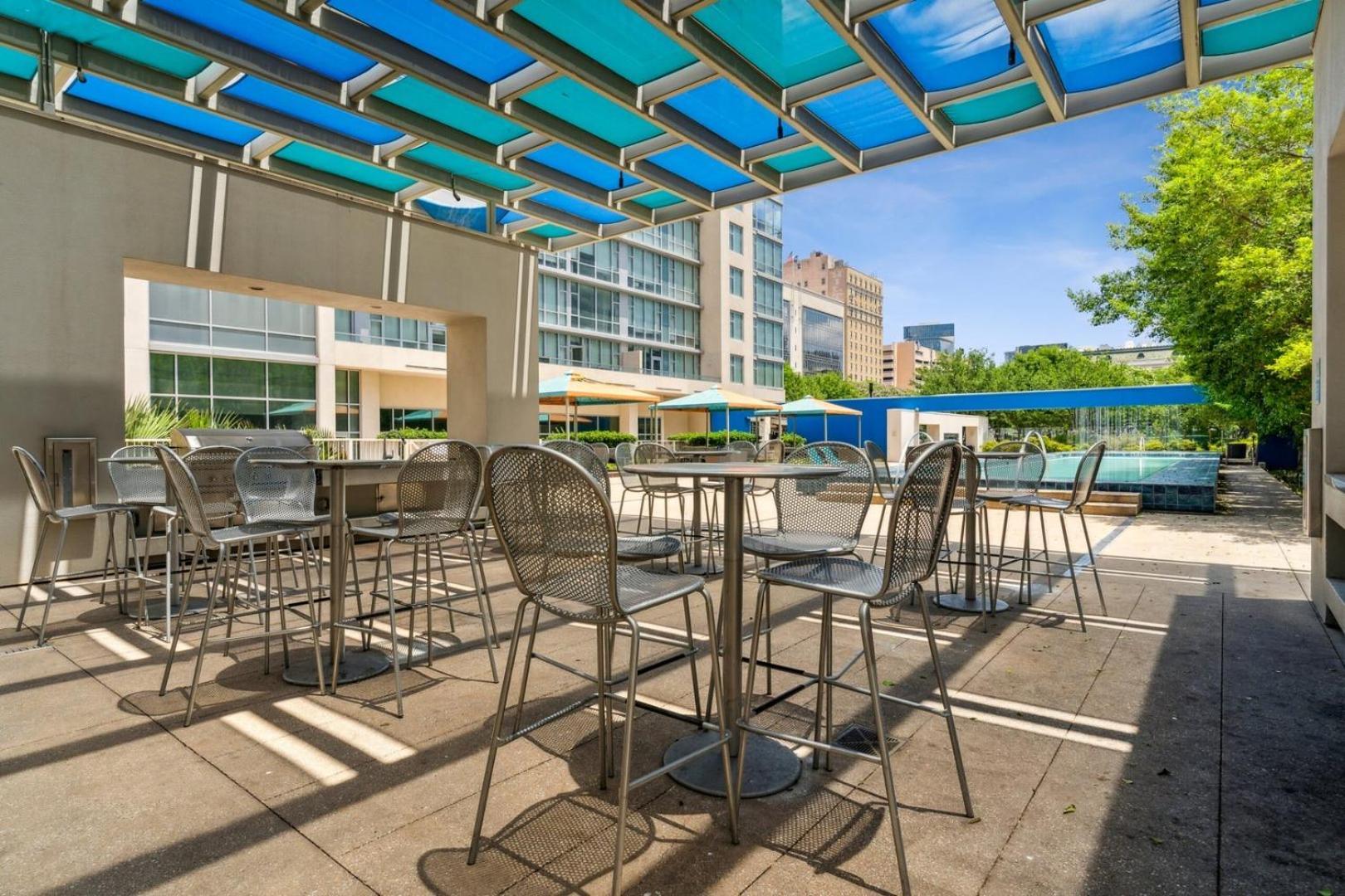 Modern Downtown View High-rise With Balcony, Gym, Pool, Free Parking 7th Floor Apartment Dallas