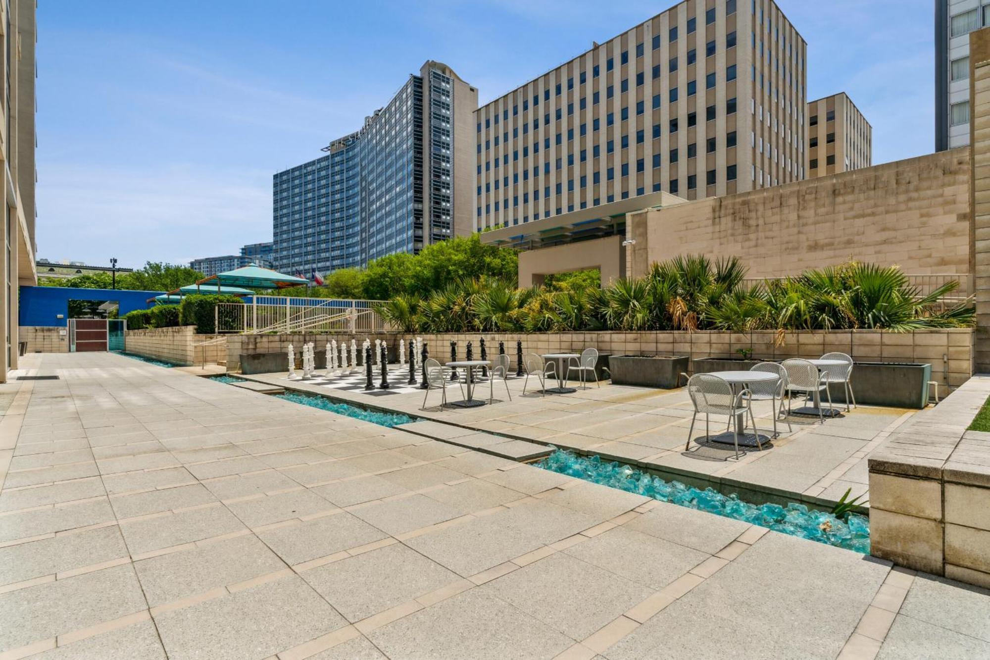 Modern Downtown View High-rise With Balcony, Gym, Pool, Free Parking 7th Floor