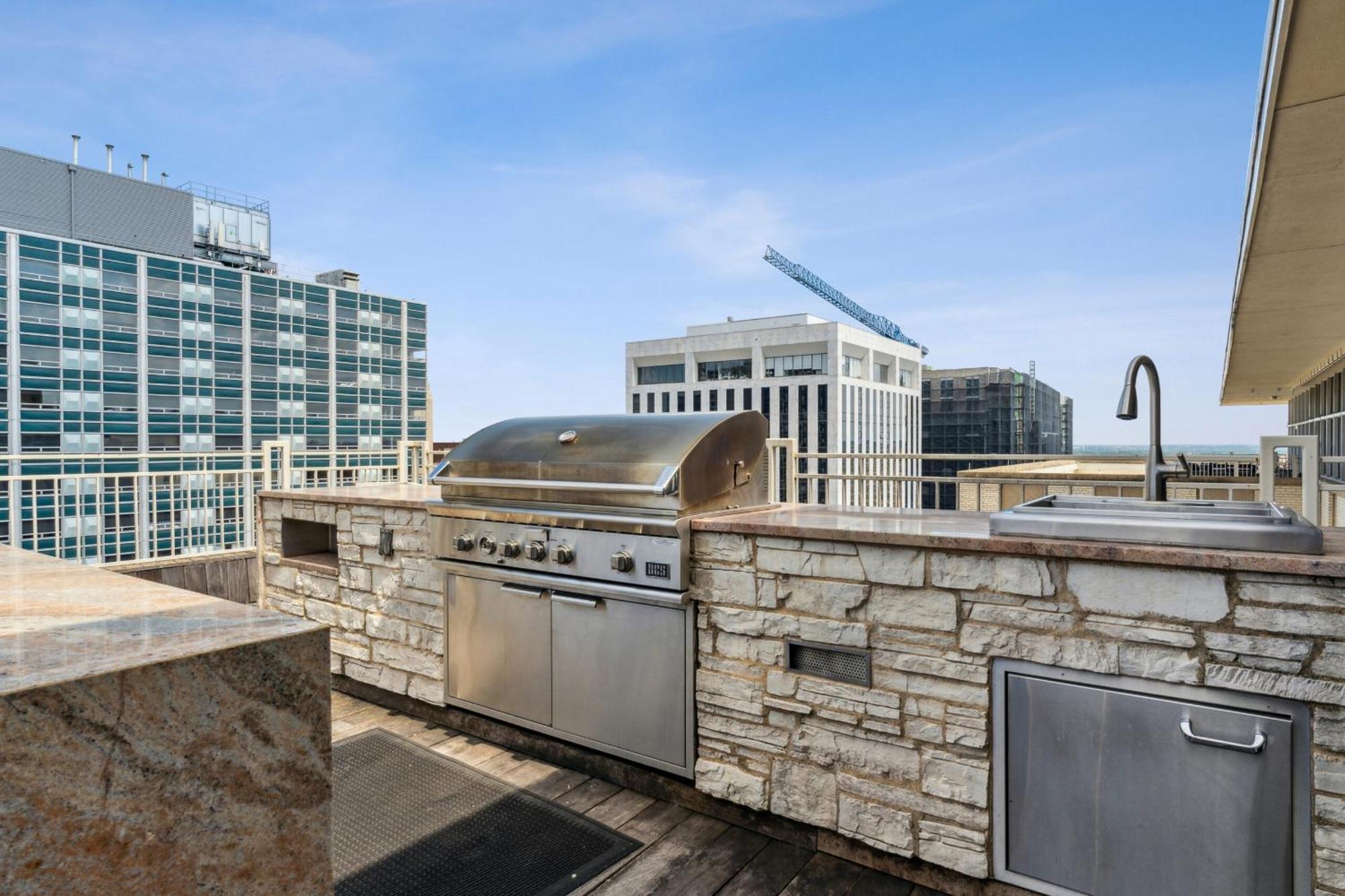 Modern Downtown View High-rise With Balcony, Gym, Pool, Free Parking 7th Floor Apartment *