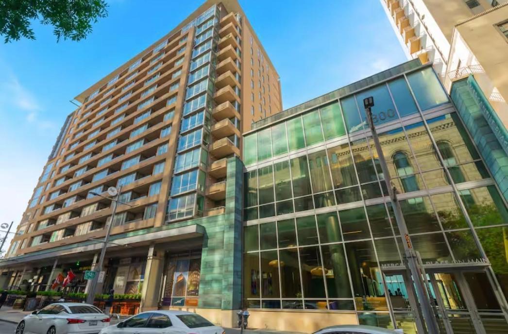 Modern Downtown View High-rise With Balcony, Gym, Pool, Free Parking 7th Floor Dallas