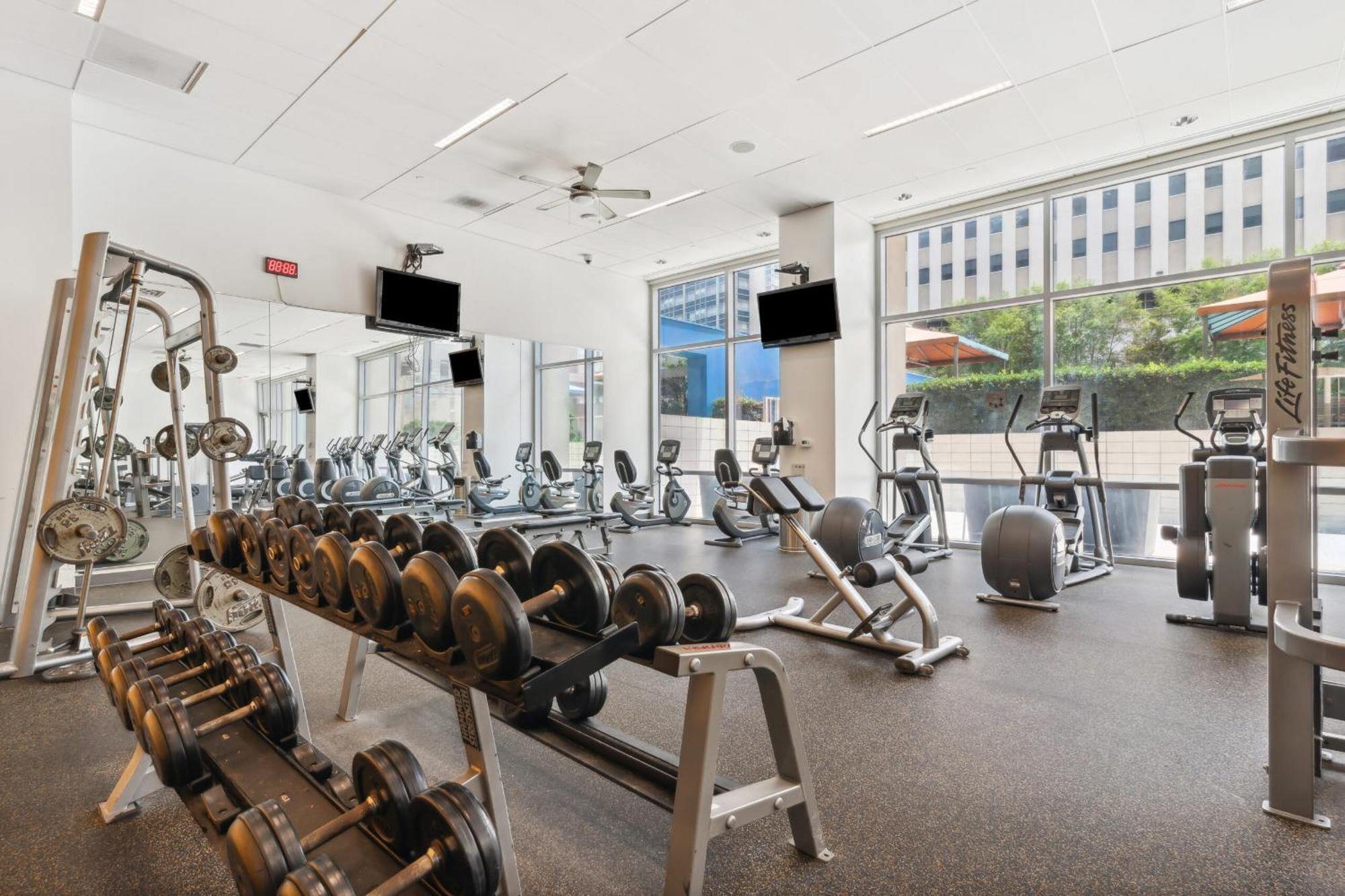 Apartment Modern Downtown View High-rise With Balcony, Gym, Pool, Free Parking 7th Floor Dallas