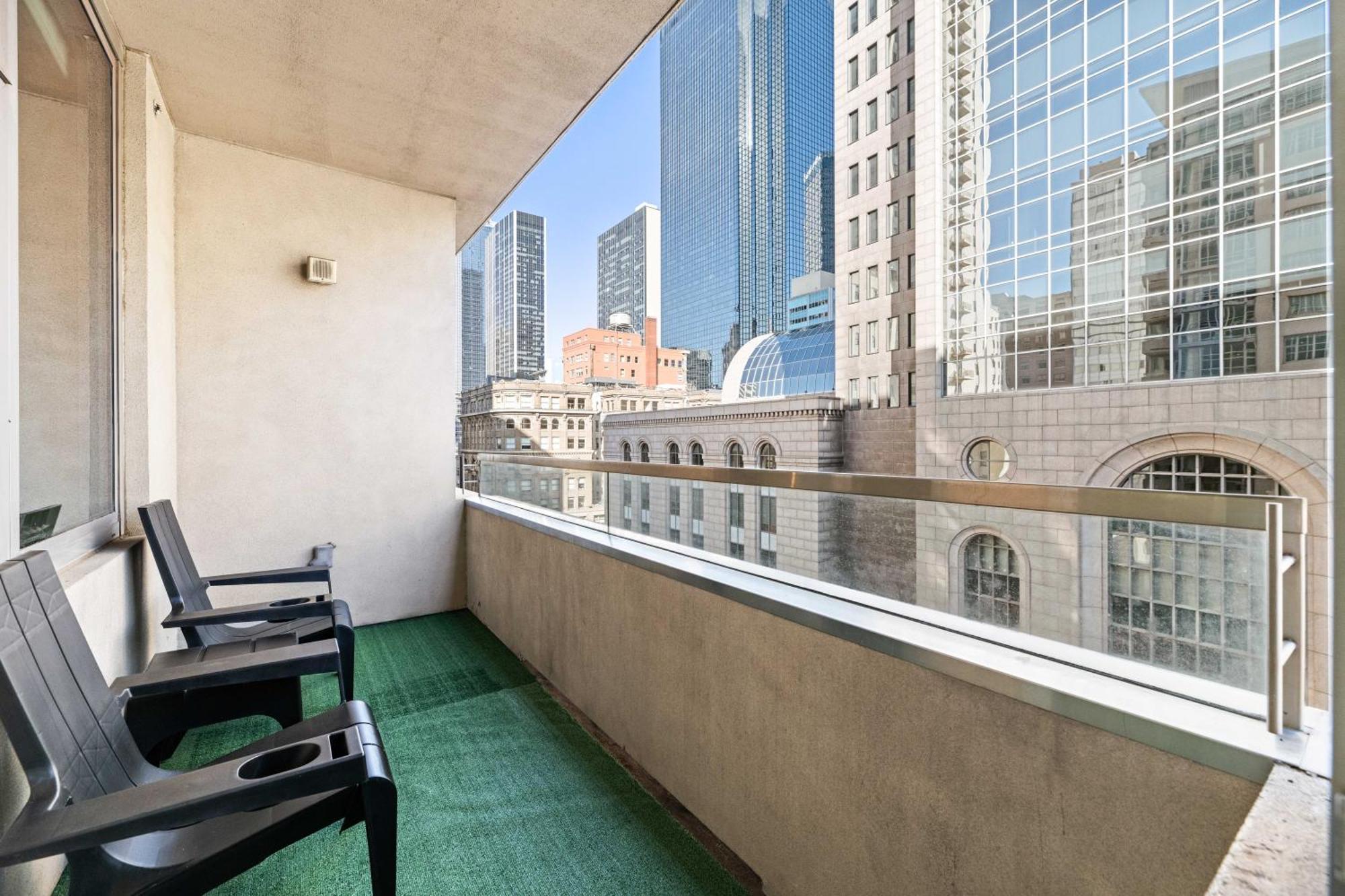 Modern Downtown View High-rise With Balcony, Gym, Pool, Free Parking 7th Floor *