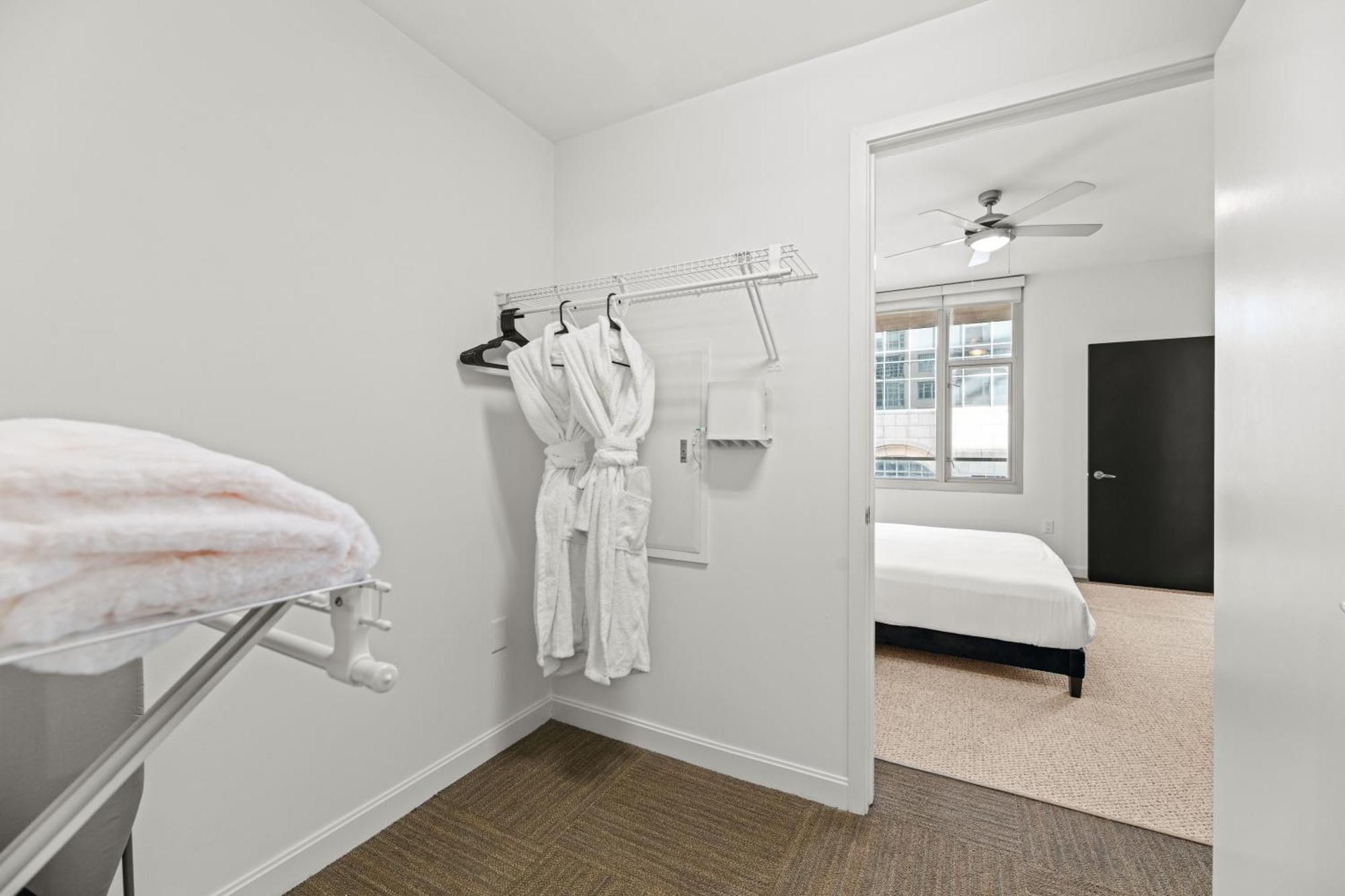 Apartment Modern Downtown View High-rise With Balcony, Gym, Pool, Free Parking 7th Floor