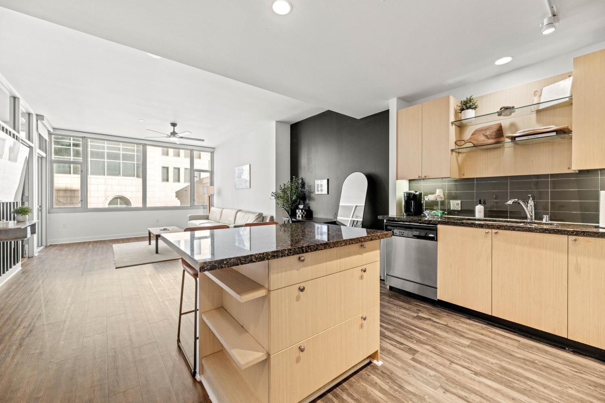 Modern Downtown View High-rise With Balcony, Gym, Pool, Free Parking 7th Floor * Dallas