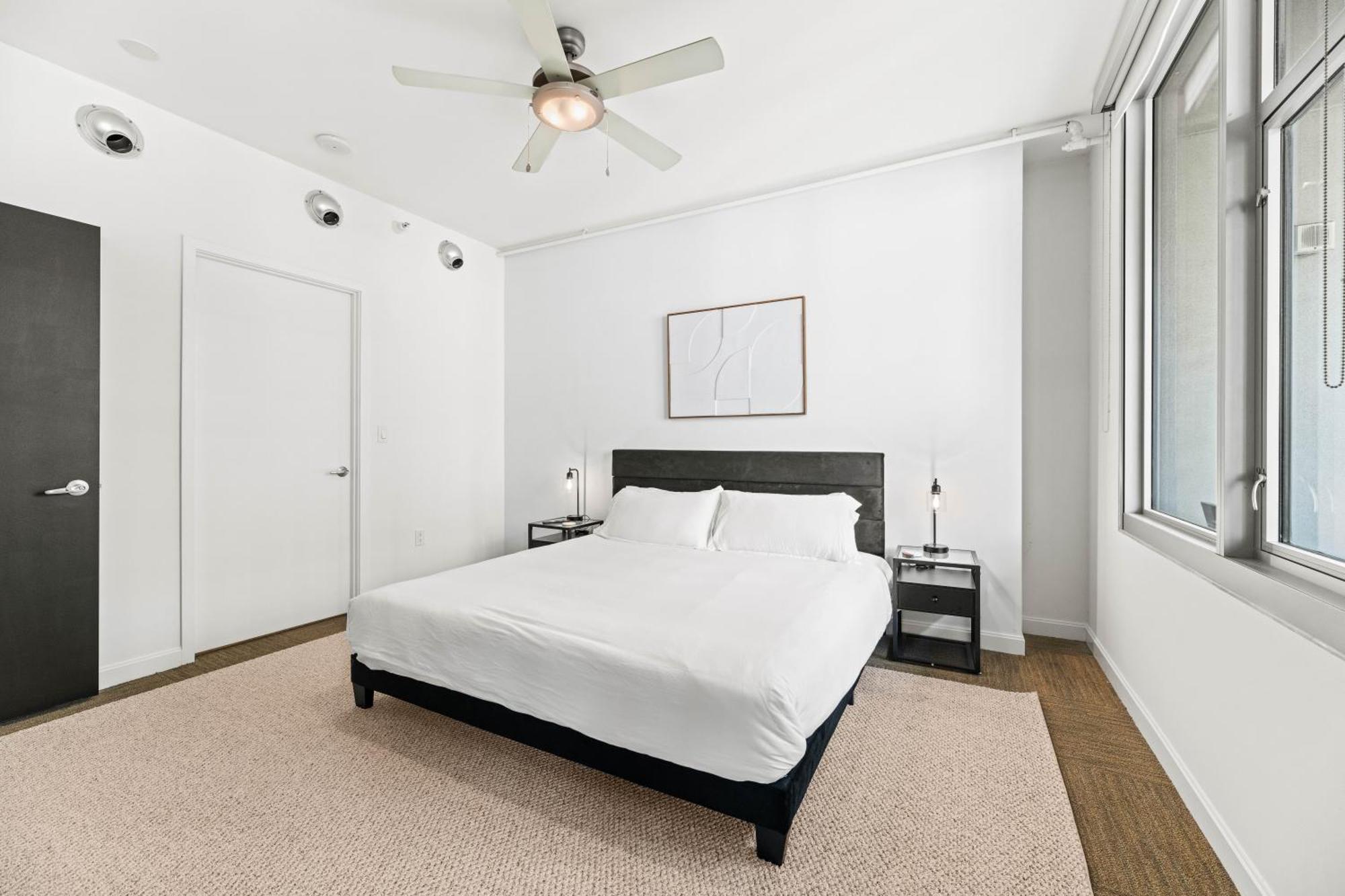 Modern Downtown View High-rise With Balcony, Gym, Pool, Free Parking 7th Floor *