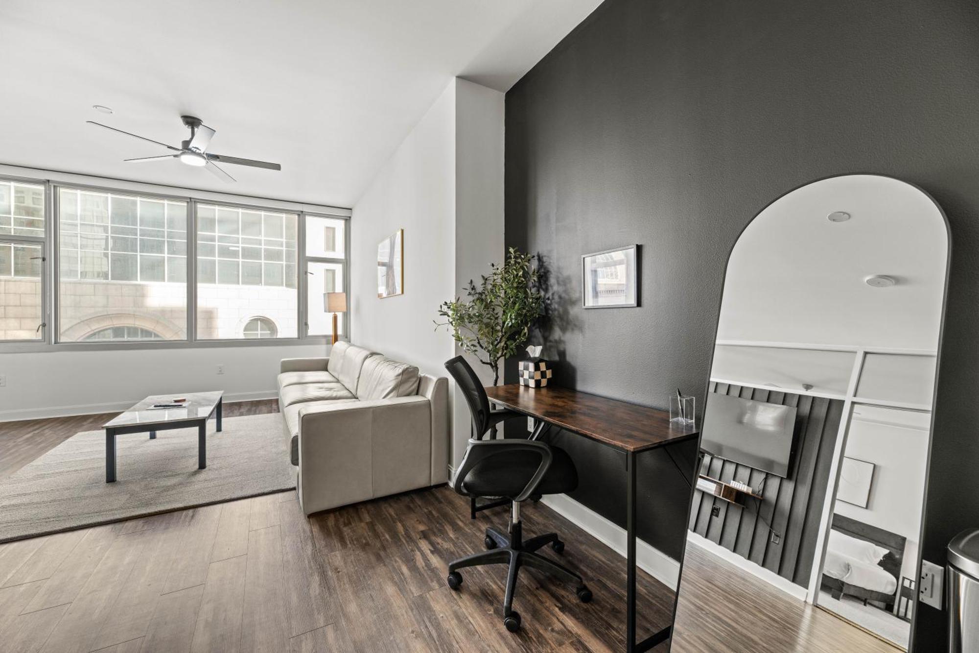 Modern Downtown View High-rise With Balcony, Gym, Pool, Free Parking 7th Floor *