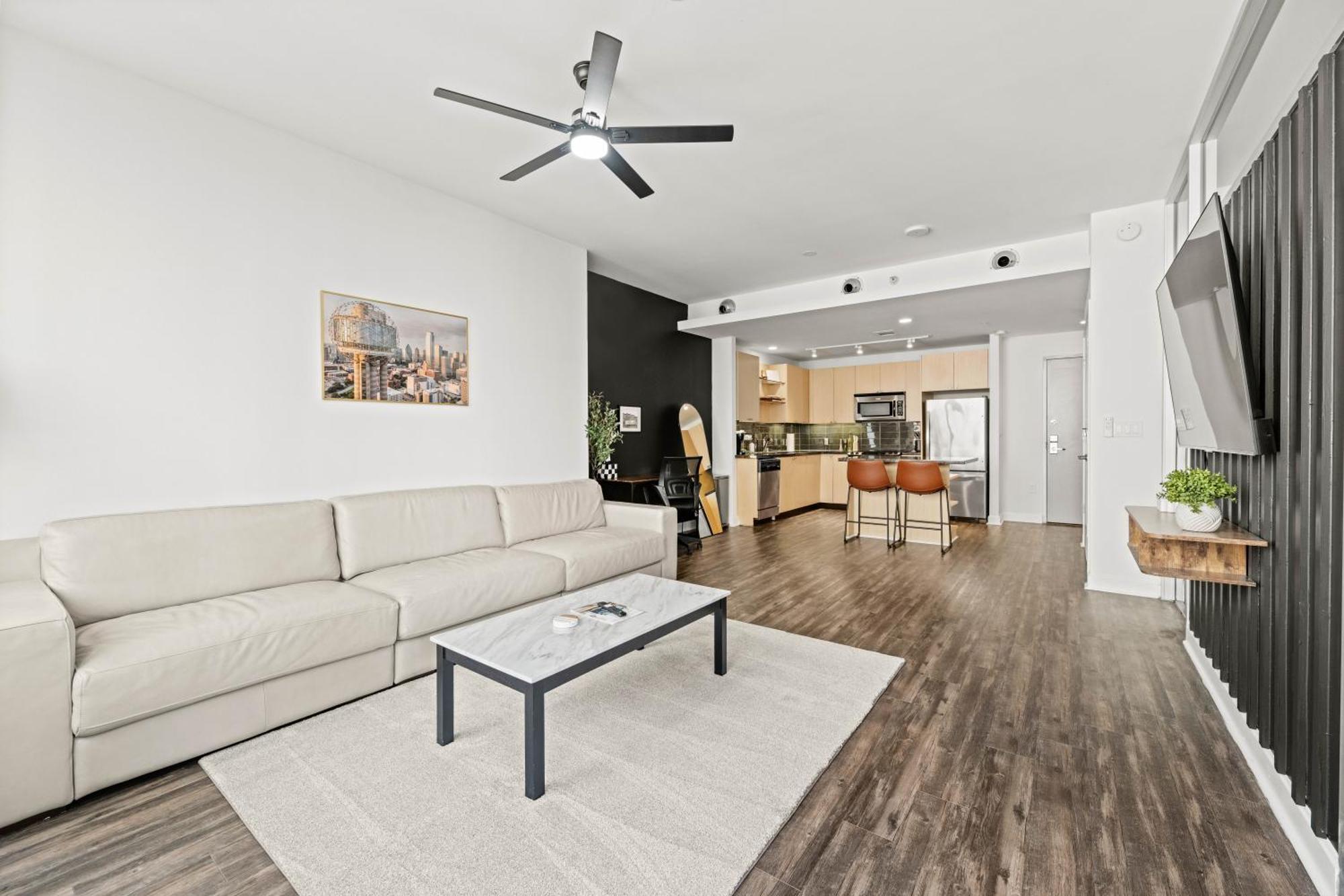 Modern Downtown View High-rise With Balcony, Gym, Pool, Free Parking 7th Floor *