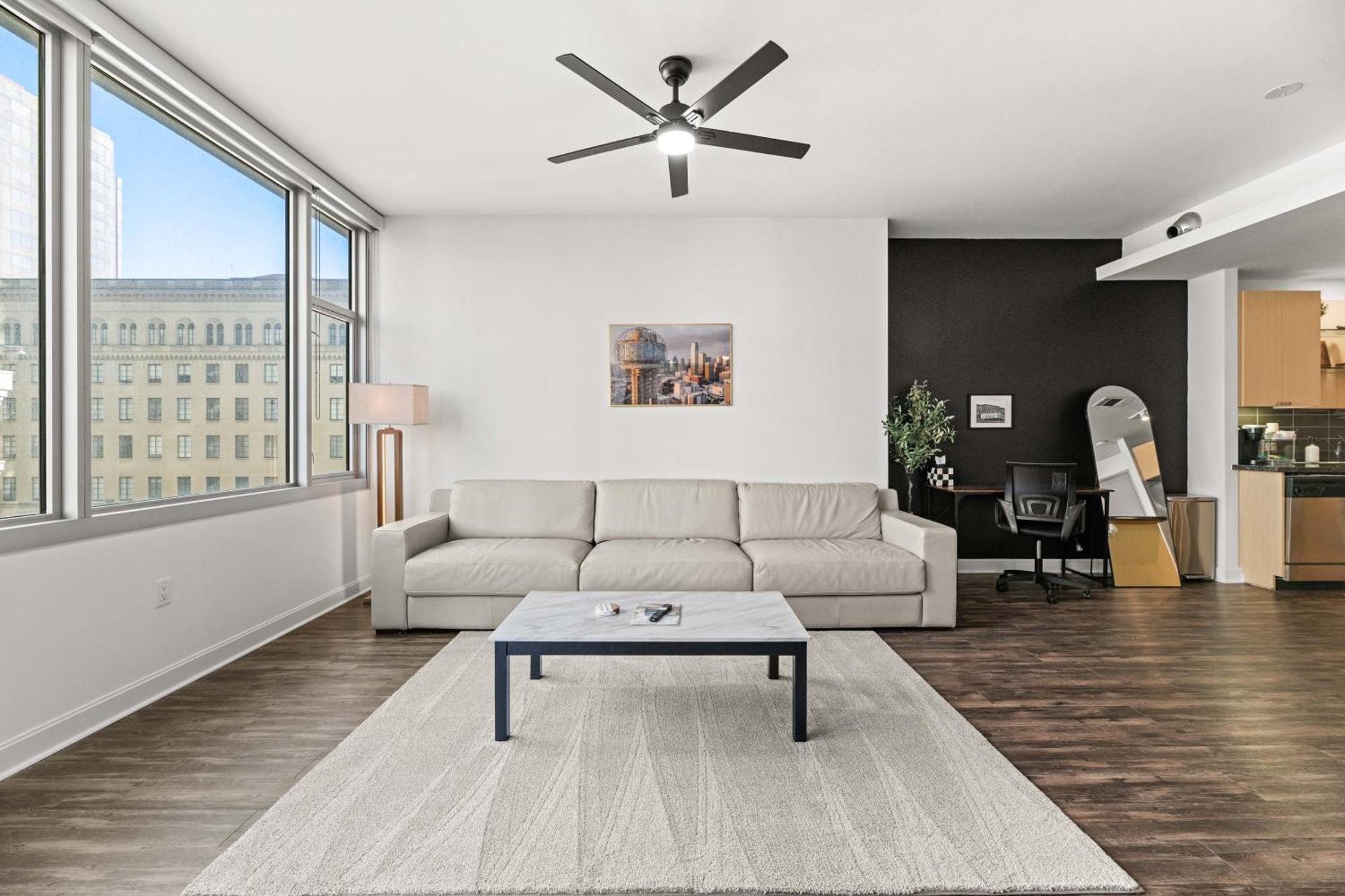 Modern Downtown View High-rise With Balcony, Gym, Pool, Free Parking 7th Floor Apartment Dallas